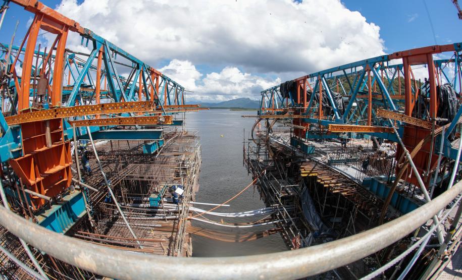 Com trecho estaiado quase pronto e 160 vigas lançadas, Ponte de Guaratuba atinge 91% de execução