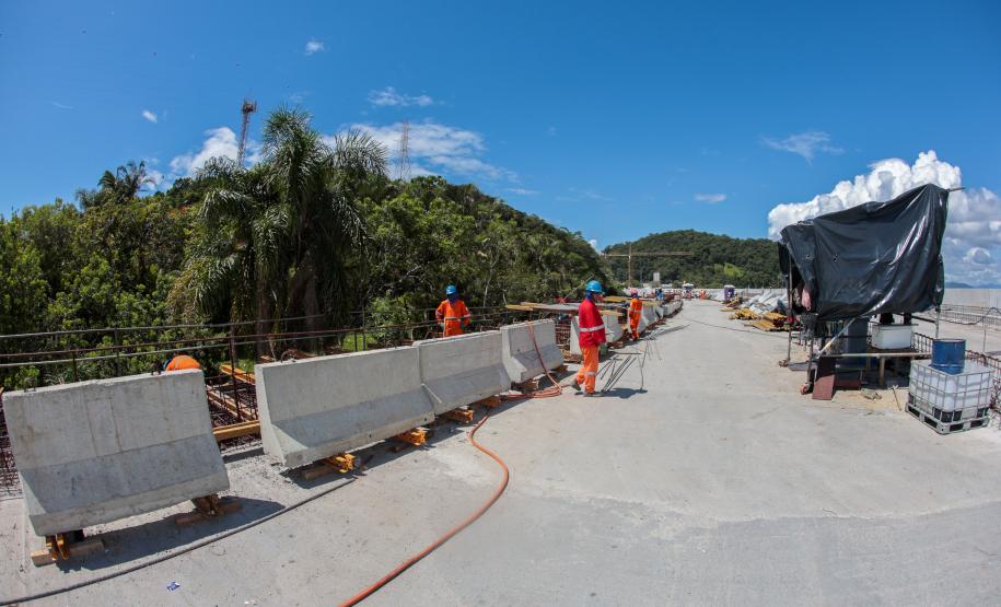 Com trecho estaiado quase pronto e 160 vigas lançadas, Ponte de Guaratuba atinge 91% de execução