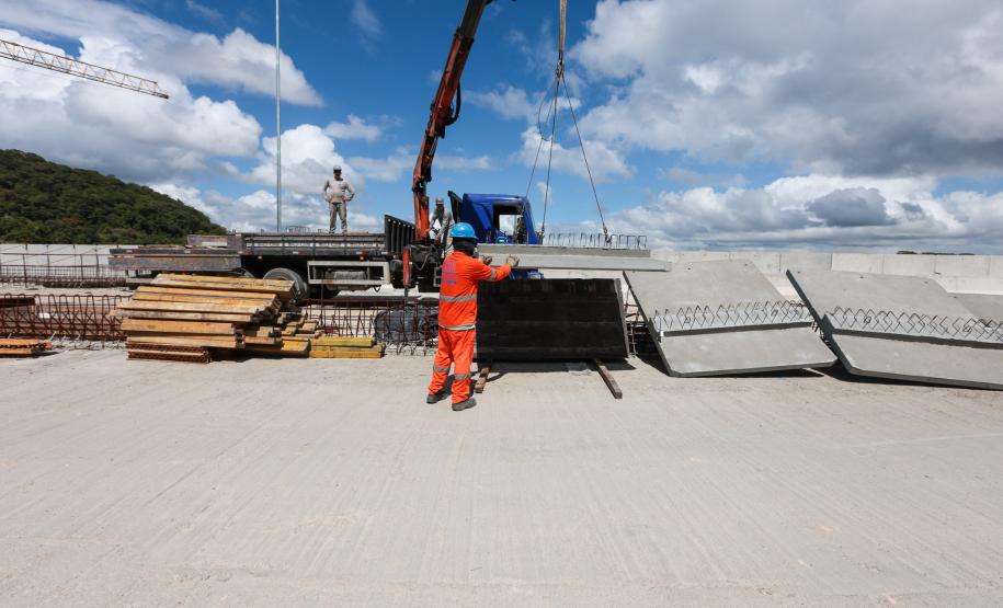 Com trecho estaiado quase pronto e 160 vigas lançadas, Ponte de Guaratuba atinge 91% de execução