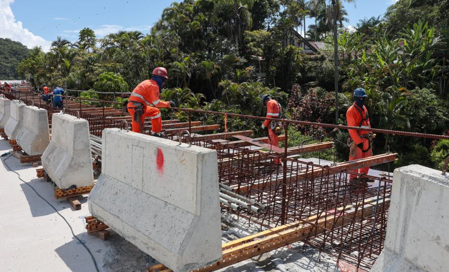 Com trecho estaiado quase pronto e 160 vigas lançadas, Ponte de Guaratuba atinge 91% de execução