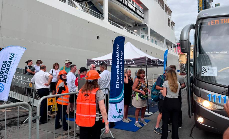 Navio de cruzeiros traz turistas da América do Norte e da Europa ao litoral do Paraná