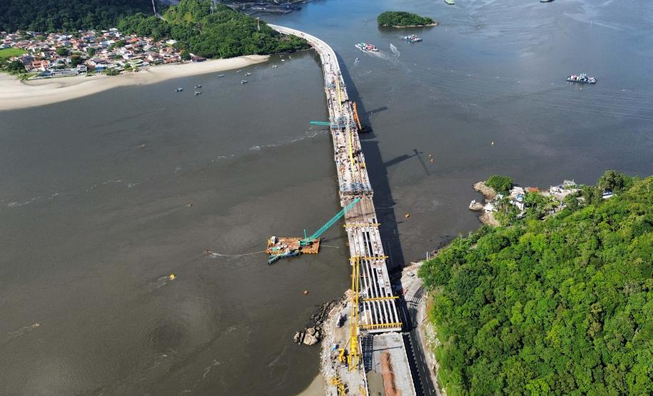 Com trecho estaiado quase pronto e 160 vigas lançadas, Ponte de Guaratuba atinge 91% de execução