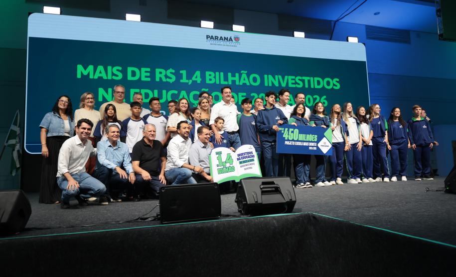 O governador Carlos Massa Ratinho Junior e o secretário de Educação, Roni Miranda, anunciam nesta quinta-feira (5) no Seminário de Diretores da rede estadual novos investimentos do programa Escola Mais Bonita, em Foz do Iguaçu.