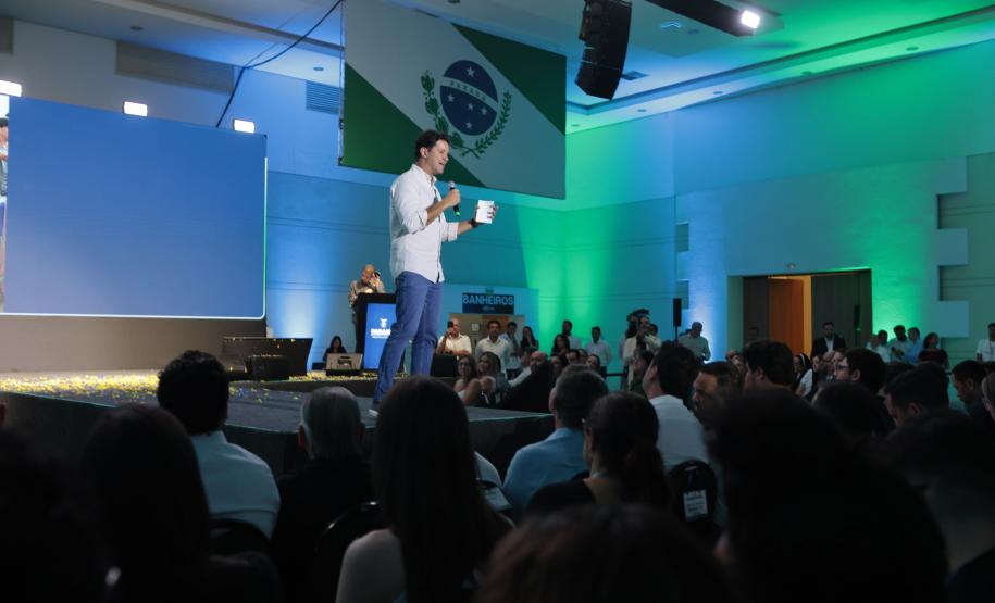O governador Carlos Massa Ratinho Junior e o secretário de Educação, Roni Miranda, anunciam nesta quinta-feira (5) no Seminário de Diretores da rede estadual novos investimentos do programa Escola Mais Bonita, em Foz do Iguaçu.