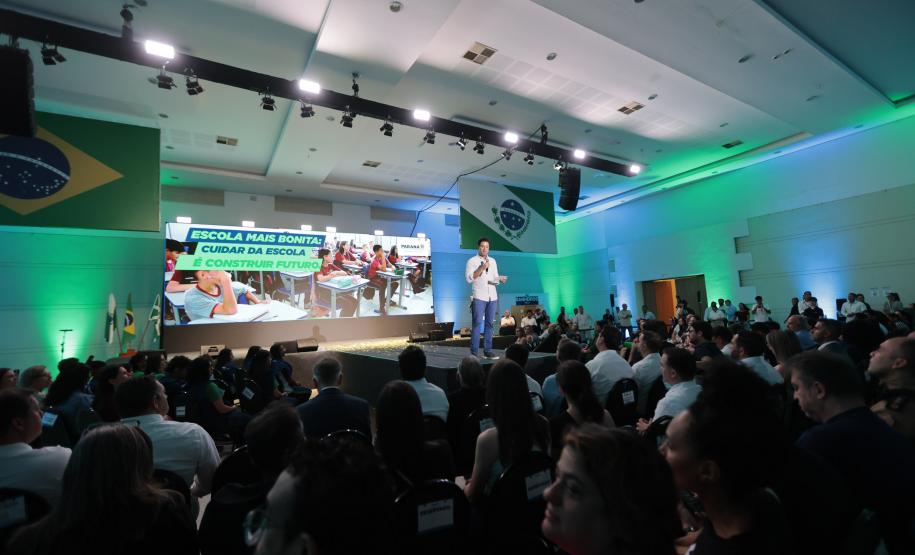 O governador Carlos Massa Ratinho Junior e o secretário de Educação, Roni Miranda, anunciam nesta quinta-feira (5) no Seminário de Diretores da rede estadual novos investimentos do programa Escola Mais Bonita, em Foz do Iguaçu.