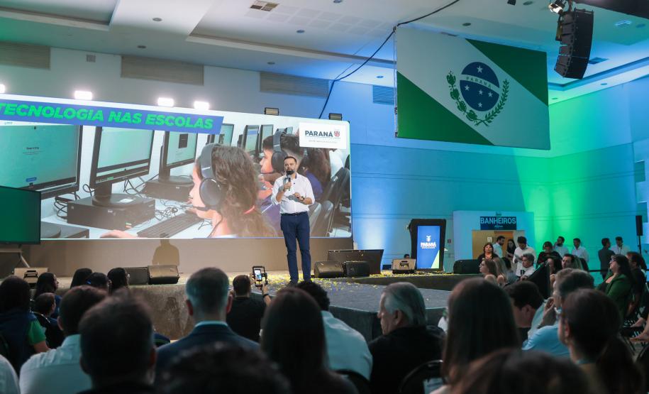 O governador Carlos Massa Ratinho Junior e o secretário de Educação, Roni Miranda, anunciam nesta quinta-feira (5) no Seminário de Diretores da rede estadual novos investimentos do programa Escola Mais Bonita, em Foz do Iguaçu.