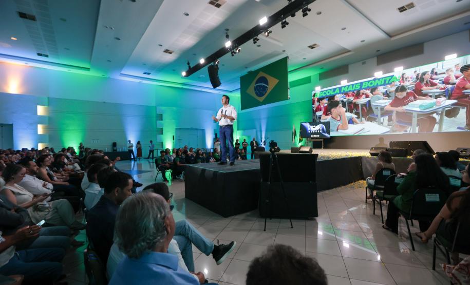 O governador Carlos Massa Ratinho Junior e o secretário de Educação, Roni Miranda, anunciam nesta quinta-feira (5) no Seminário de Diretores da rede estadual novos investimentos do programa Escola Mais Bonita, em Foz do Iguaçu.