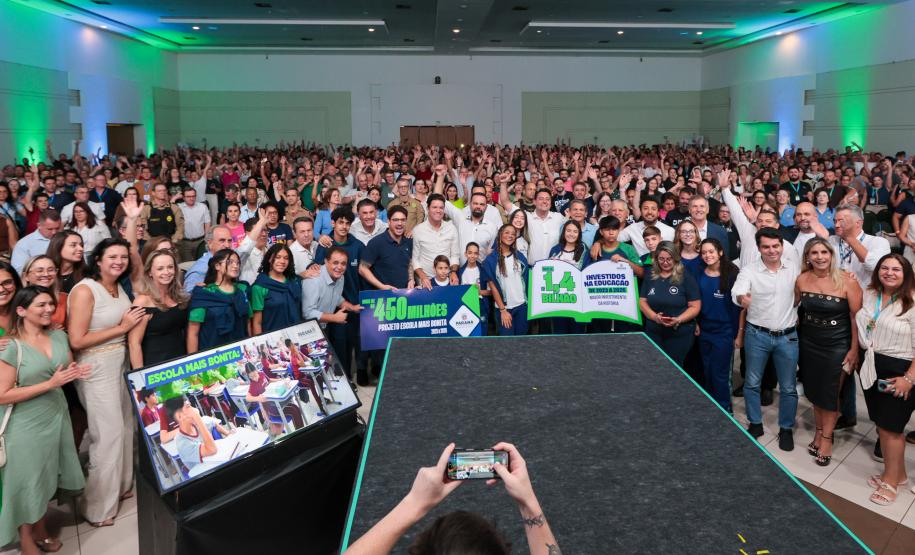 O governador Carlos Massa Ratinho Junior e o secretário de Educação, Roni Miranda, anunciam nesta quinta-feira (5) no Seminário de Diretores da rede estadual novos investimentos do programa Escola Mais Bonita, em Foz do Iguaçu.