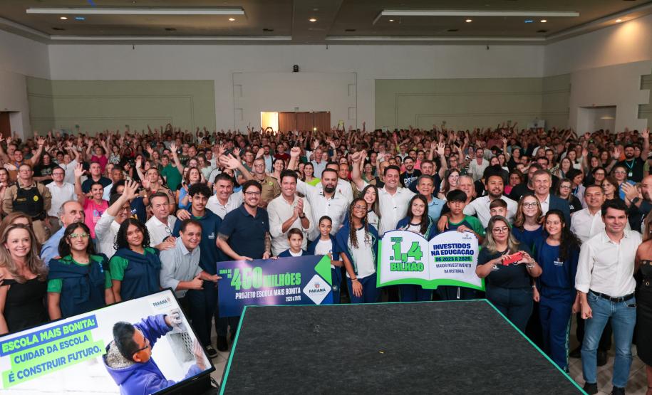 O governador Carlos Massa Ratinho Junior e o secretário de Educação, Roni Miranda, anunciam nesta quinta-feira (5) no Seminário de Diretores da rede estadual novos investimentos do programa Escola Mais Bonita, em Foz do Iguaçu.