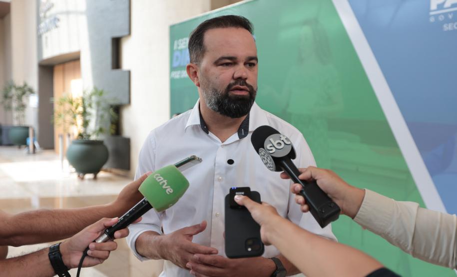 O governador Carlos Massa Ratinho Junior e o secretário de Educação, Roni Miranda, anunciam nesta quinta-feira (5) no Seminário de Diretores da rede estadual novos investimentos do programa Escola Mais Bonita, em Foz do Iguaçu.