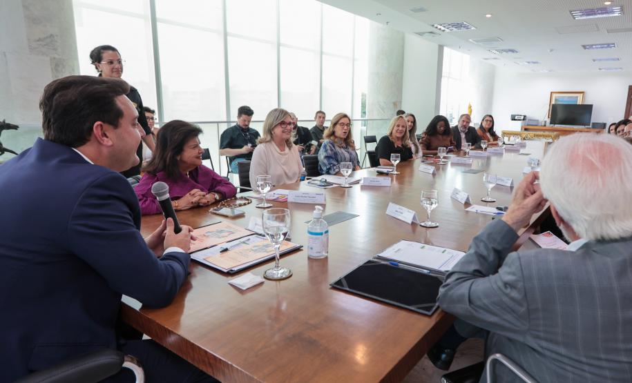 O governador Carlos Massa Ratinho Junior recebe nesta segunda-feira (23) representantes do Grupo Mulheres do Brasil.