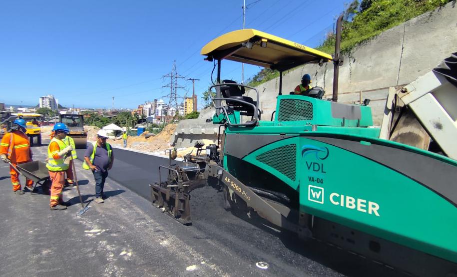 Ponte de Guaratuba inicia revestimento em concreto asfáltico dos acessos