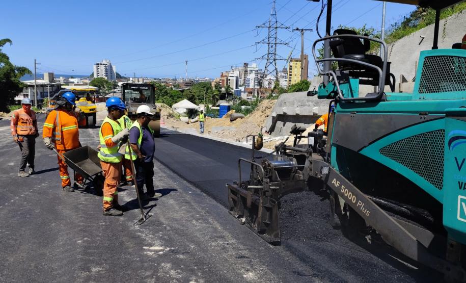 Ponte de Guaratuba inicia revestimento em concreto asfáltico dos acessos