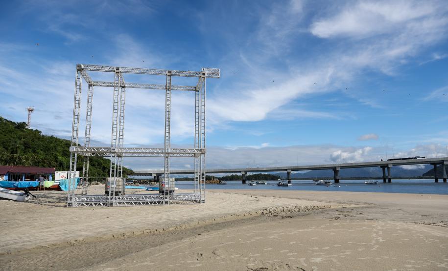 Estrtuturas sendo montada para a inauguracao nesta sexta-feira (1) da Ponte de Guaratuba