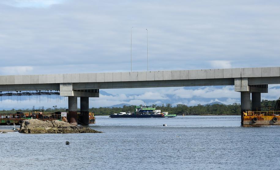 Estrtuturas sendo montada para a inauguracao nesta sexta-feira (1) da Ponte de Guaratuba
