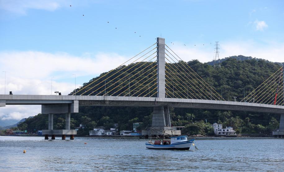 Estrtuturas sendo montada para a inauguracao nesta sexta-feira (1) da Ponte de Guaratuba