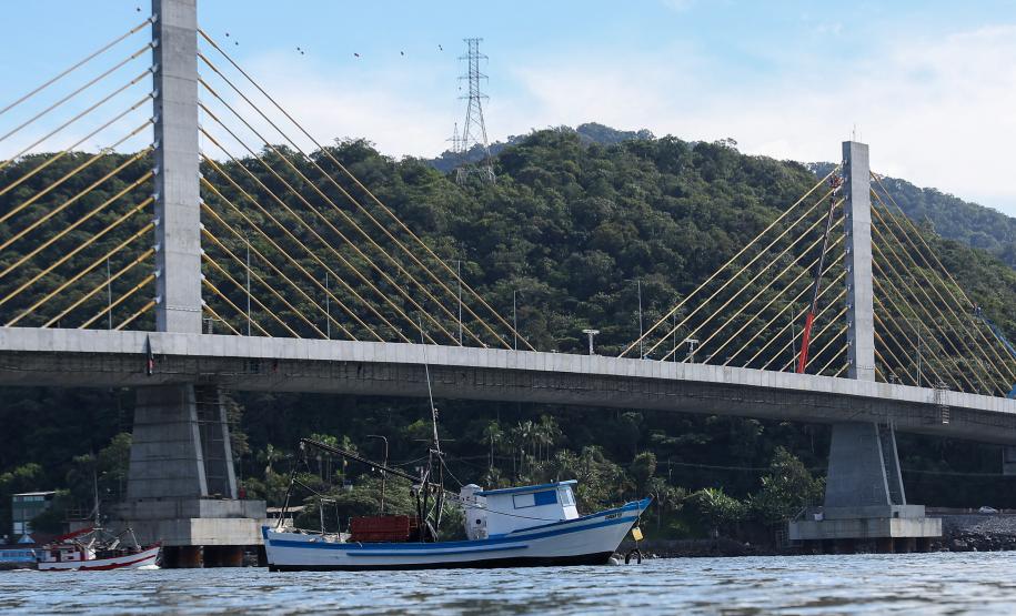 Estrtuturas sendo montada para a inauguracao nesta sexta-feira (1) da Ponte de Guaratuba