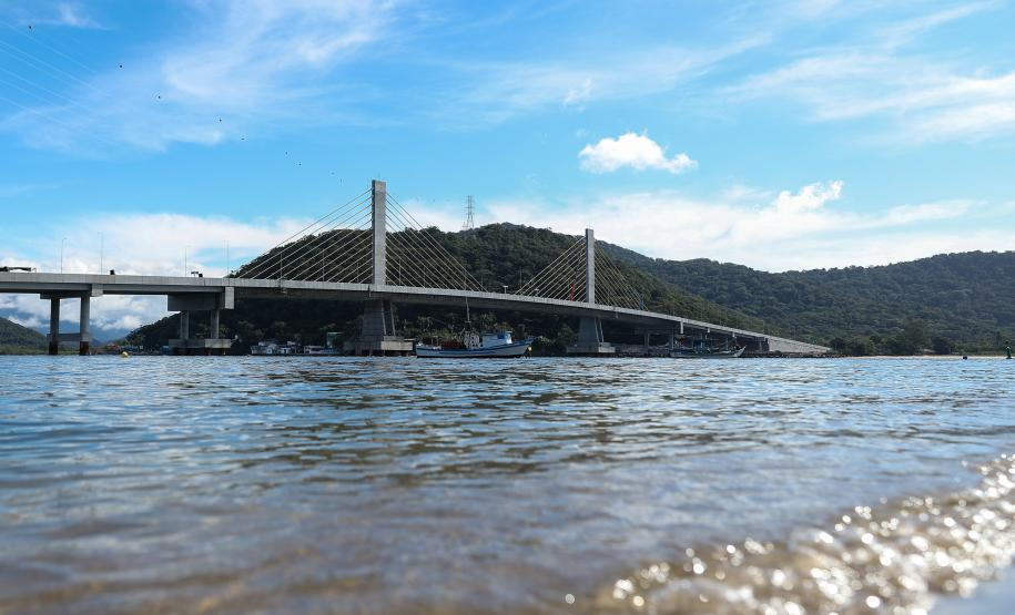 Estrtuturas sendo montada para a inauguracao nesta sexta-feira (1) da Ponte de Guaratuba