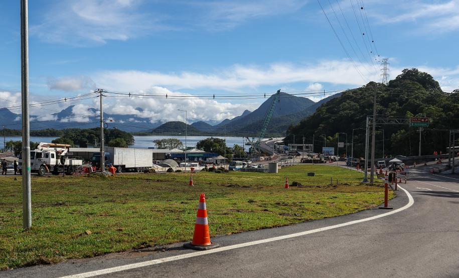 Estrtuturas sendo montada para a inauguracao nesta sexta-feira (1) da Ponte de Guaratuba