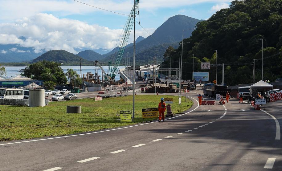 Estrtuturas sendo montada para a inauguracao nesta sexta-feira (1) da Ponte de Guaratuba