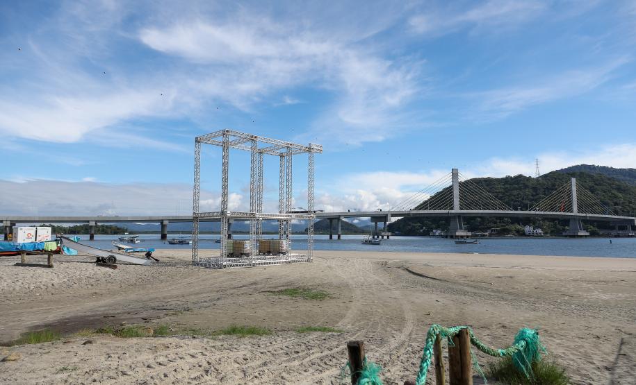 Estrtuturas sendo montada para a inauguracao nesta sexta-feira (1) da Ponte de Guaratuba