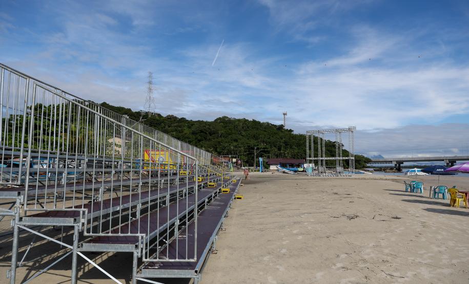 Estrtuturas sendo montada para a inauguracao nesta sexta-feira (1) da Ponte de Guaratuba