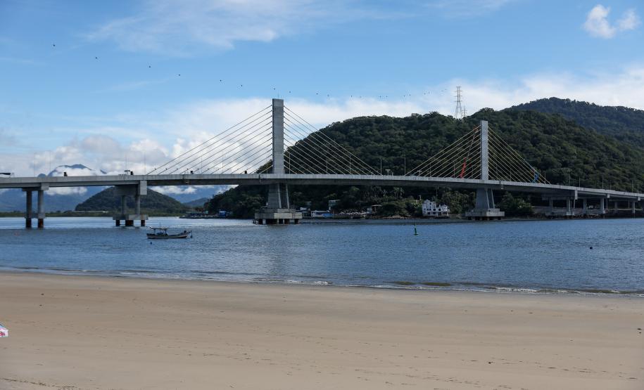 Estrtuturas sendo montada para a inauguracao nesta sexta-feira (1) da Ponte de Guaratuba