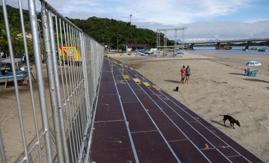 Estrtuturas sendo montada para a inauguracao nesta sexta-feira (1) da Ponte de Guaratuba