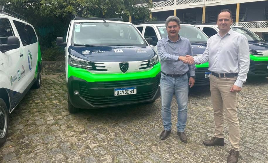Estado amplia alcance do Mãos Amigas com entrega de 18 vans para manutenção de escolas
