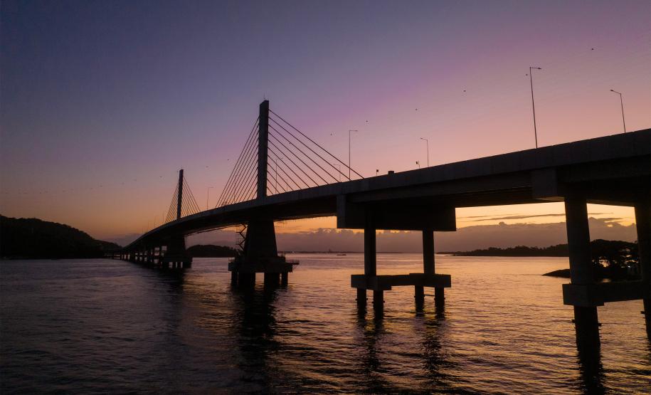 Estrtuturas sendo montada para a inauguracao nesta sexta-feira (1) da Ponte de Guaratuba