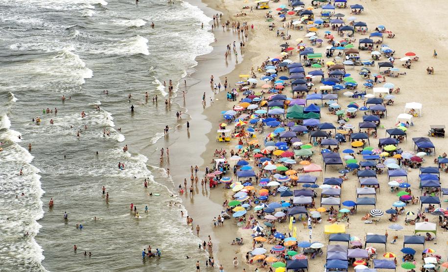 Temporada 2025/2026 do Verão Maior Paraná movimentou R$ 337,9 milhões em licenciamentos ambientais nos sete municípios do Litoral.