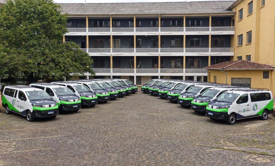 Estado amplia alcance do Mãos Amigas com entrega de 18 vans para manutenção de escolas
