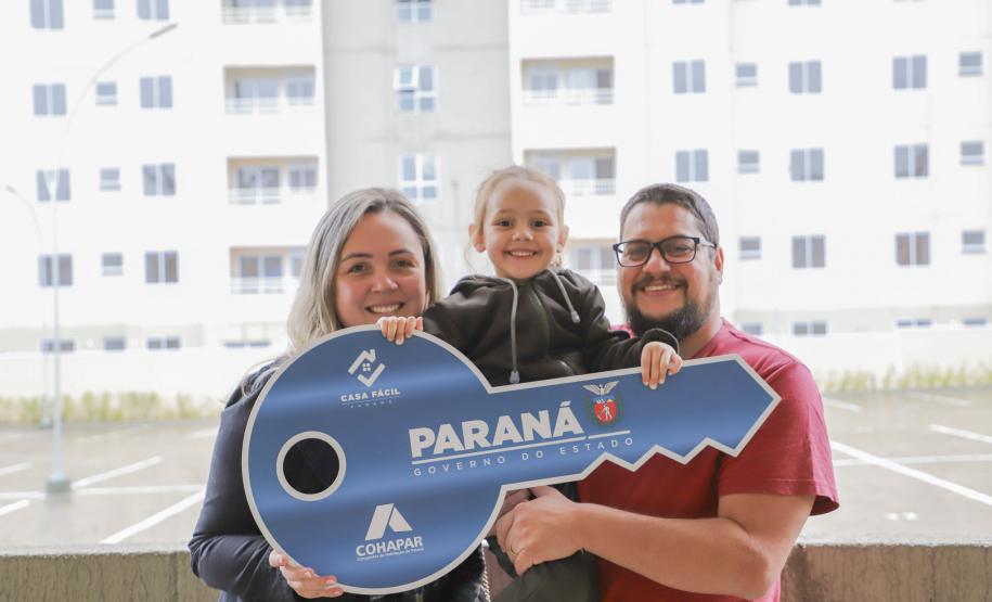 Com recursos do Estado, 208 famílias recebem apartamentos em residencial em Curitiba