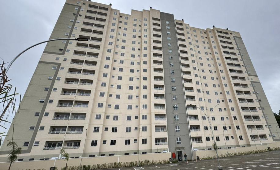 Com recursos do Estado, 208 famílias recebem apartamentos em residencial em Curitiba