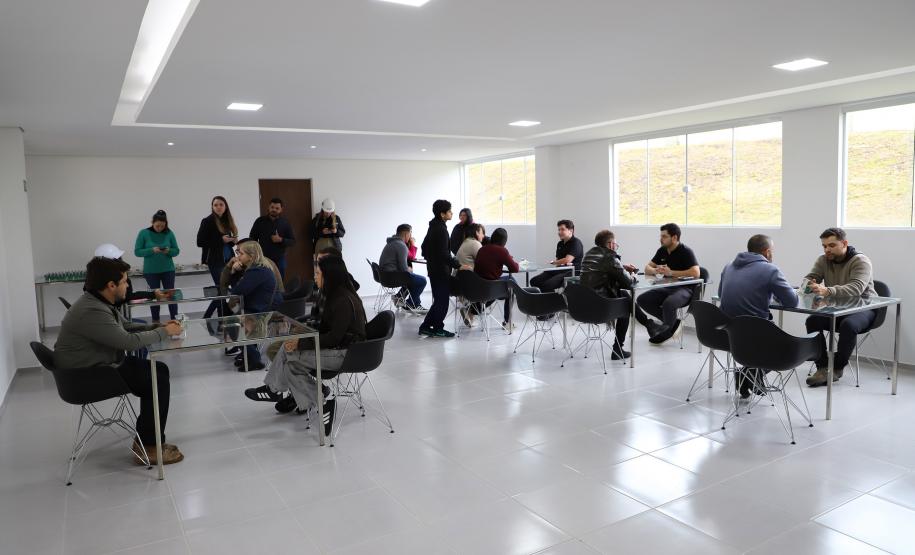 Com recursos do Estado, 208 famílias recebem apartamentos em residencial em Curitiba
