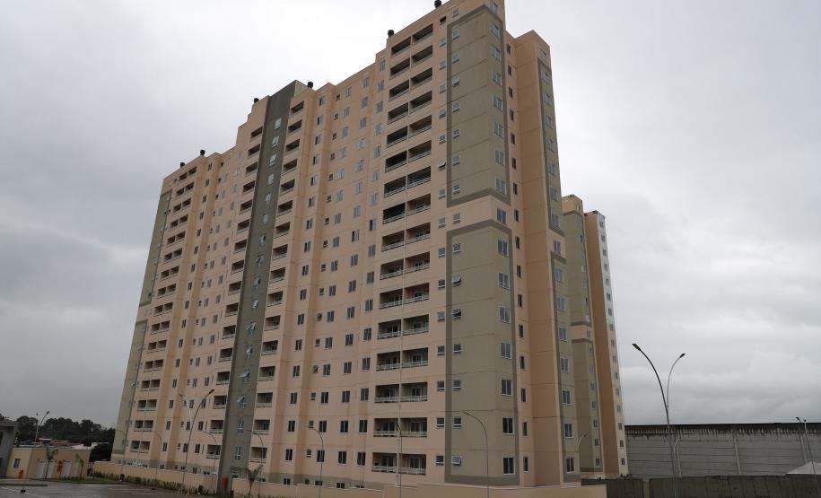 Com recursos do Estado, 208 famílias recebem apartamentos em residencial em Curitiba