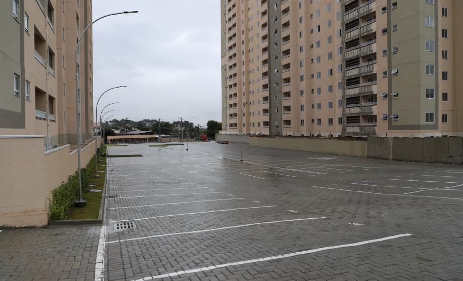Com recursos do Estado, 208 famílias recebem apartamentos em residencial em Curitiba