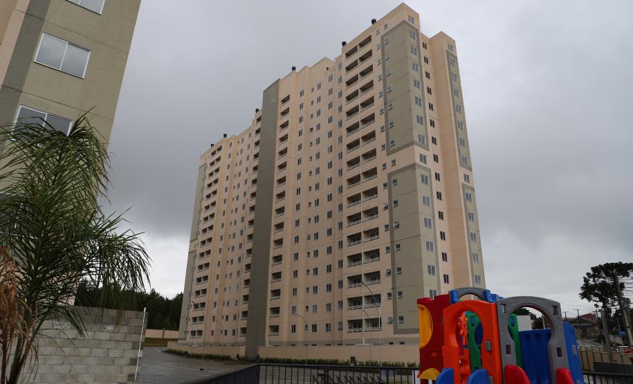 Com recursos do Estado, 208 famílias recebem apartamentos em residencial em Curitiba