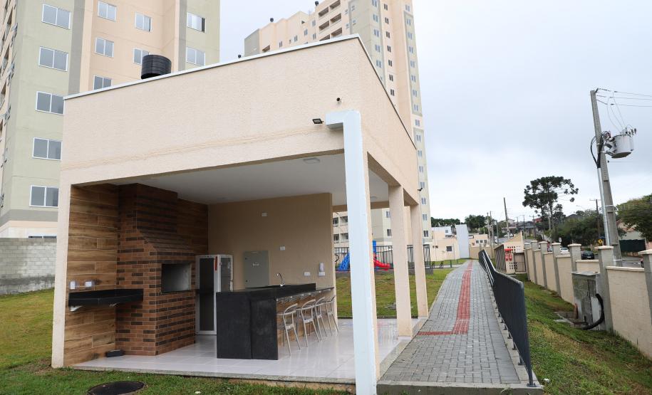 Com recursos do Estado, 208 famílias recebem apartamentos em residencial em Curitiba