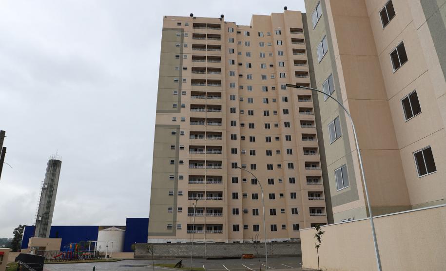 Com recursos do Estado, 208 famílias recebem apartamentos em residencial em Curitiba