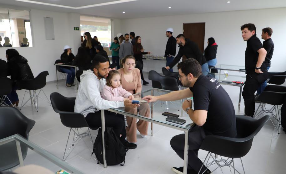 Com recursos do Estado, 208 famílias recebem apartamentos em residencial em Curitiba