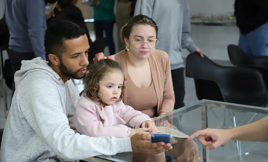 Com recursos do Estado, 208 famílias recebem apartamentos em residencial em Curitiba