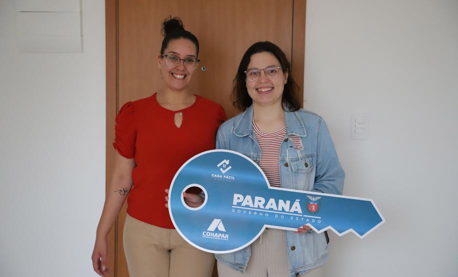 Com recursos do Estado, 208 famílias recebem apartamentos em residencial em Curitiba