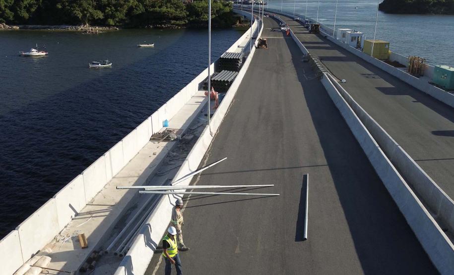 Ponte de Guaratuba já está 100% pavimentada e começa a ganhar iluminação final