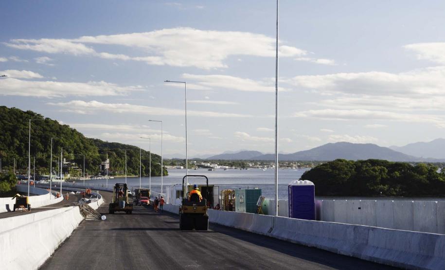 Ponte de Guaratuba já está 100% pavimentada e começa a ganhar iluminação final