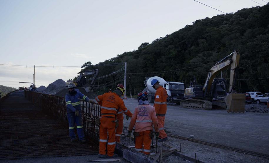 Ponte de Guaratuba já está 100% pavimentada e começa a ganhar iluminação final