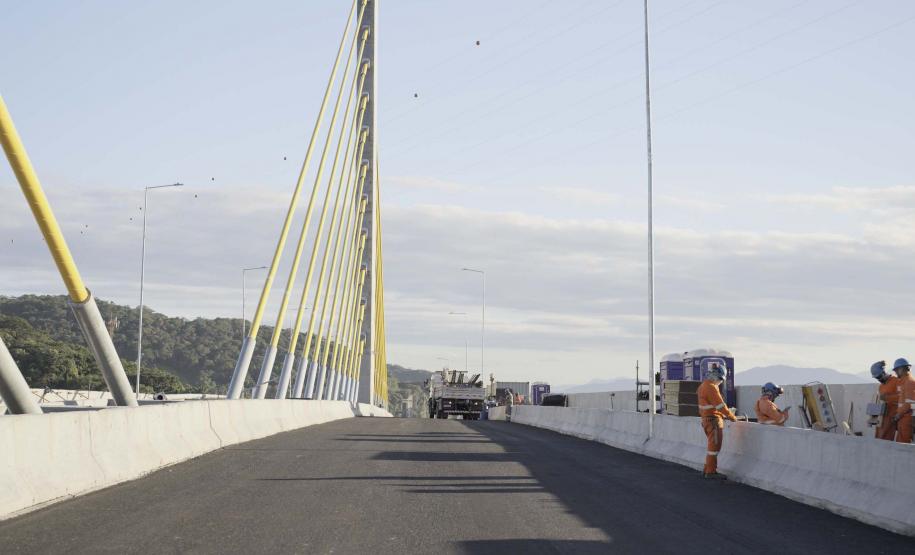 Ponte de Guaratuba já está 100% pavimentada e começa a ganhar iluminação final