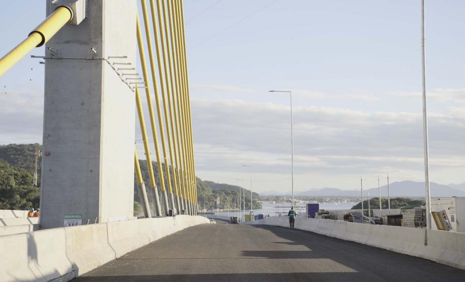 Ponte de Guaratuba já está 100% pavimentada e começa a ganhar iluminação final