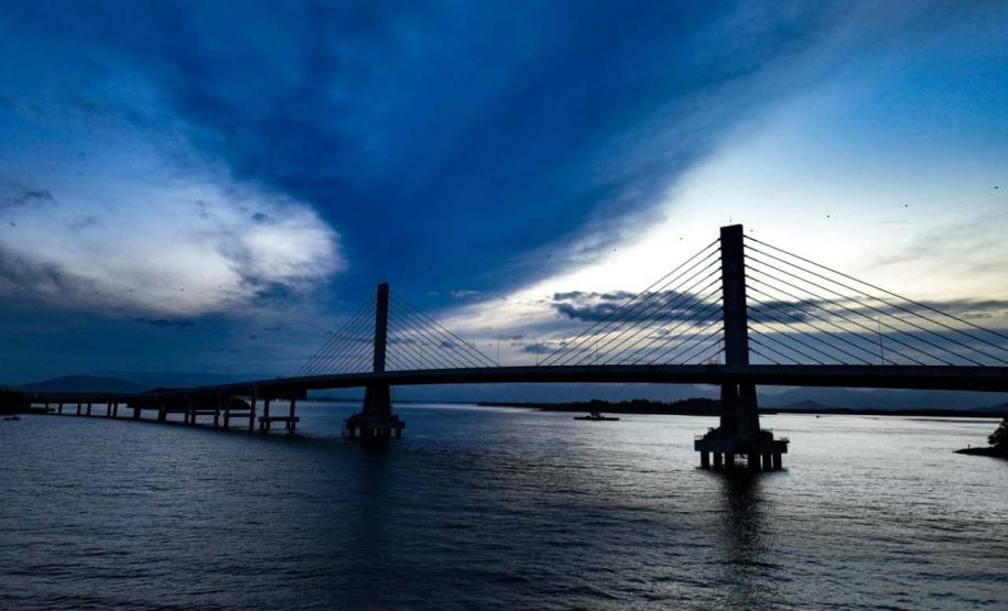 Ponte de Guaratuba: a duas semanas da inauguração, obras reúnem quase 500 funcionários