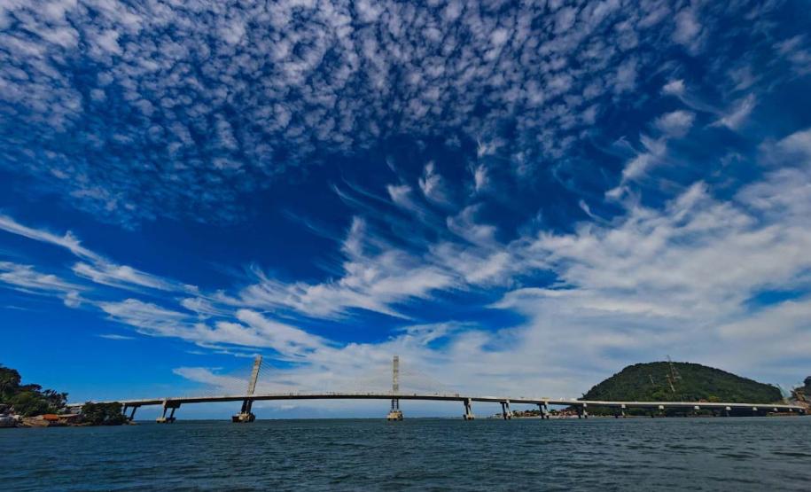 Ponte de Guaratuba: a duas semanas da inauguração, obras reúnem quase 500 funcionários